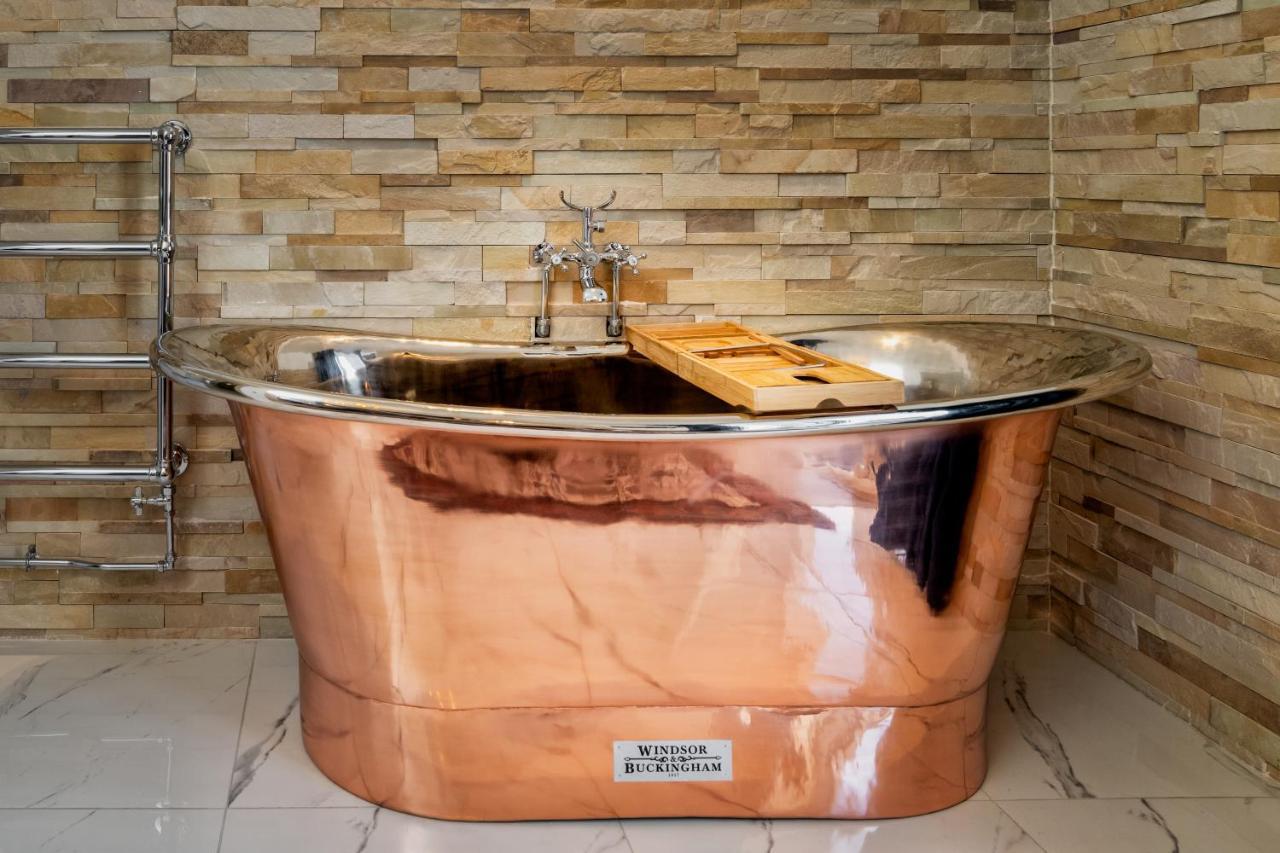 Relax In Super Size Copper Tub - 2 Bedroom Villa 인버네스 외부 사진